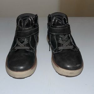 Toddler boys 7t shoes 🤑